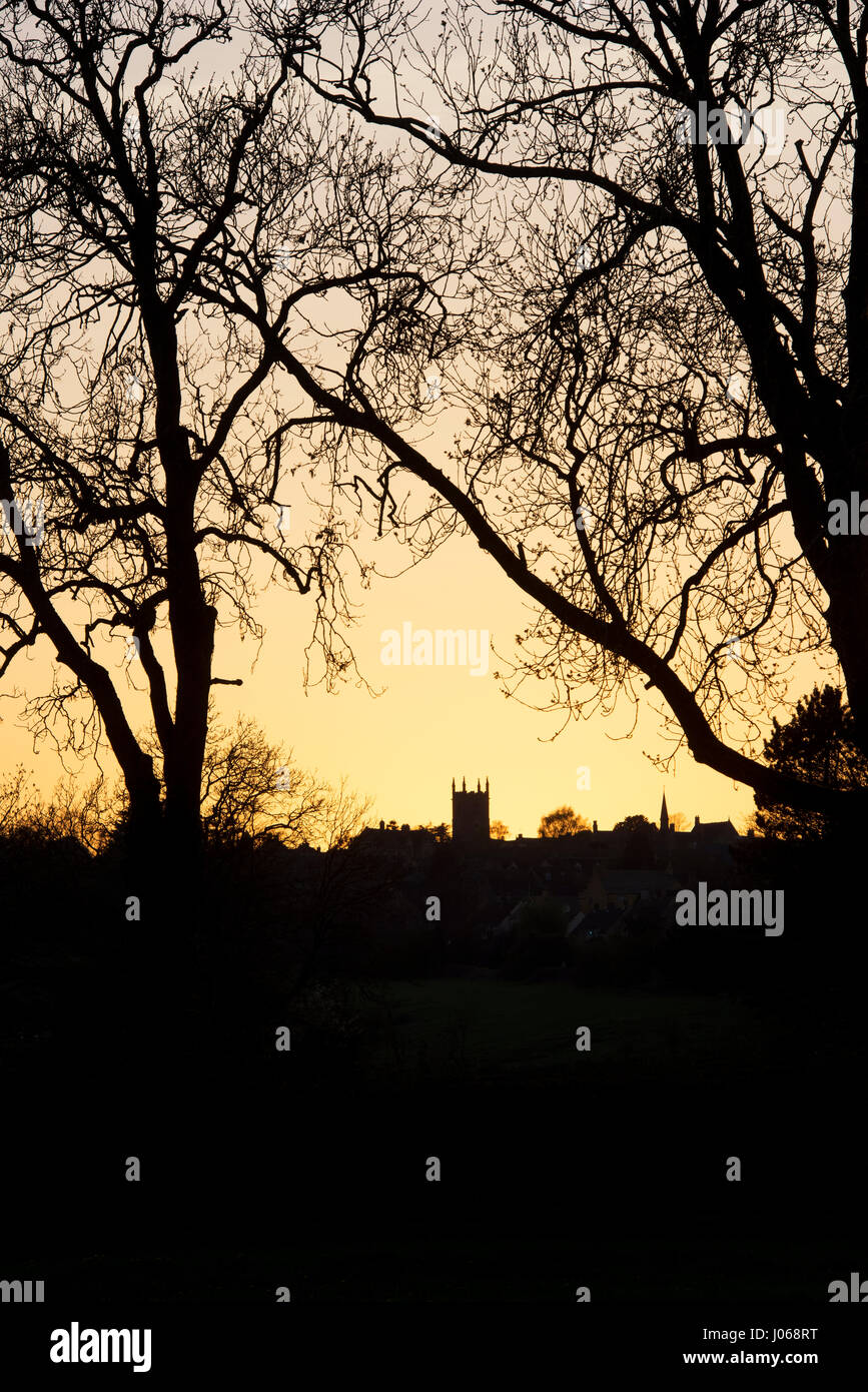 Stow on the Wold silhouette au coucher du soleil. Cotswolds, Gloucestershire, Angleterre Banque D'Images