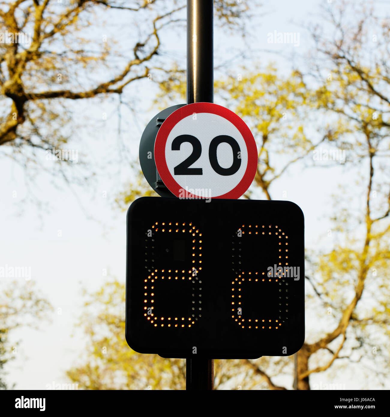 La limite de vitesse de 20 mi/h avec panneau indicateur de vitesse de connexion Banque D'Images