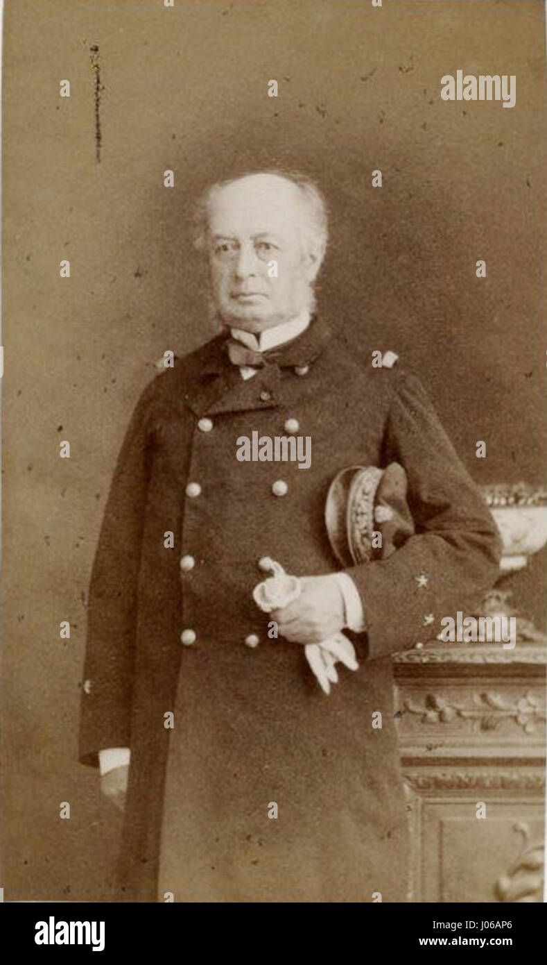Ce portrait historique représente un amiral, peut-être associé à la Société de Géographie. La figure est représentée dans un uniforme militaire officiel, représentant les traditions navales ou militaires de l'époque. La composition se concentre sur l’apparence distinguée de l’amiral, suggérant autorité et leadership. Banque D'Images