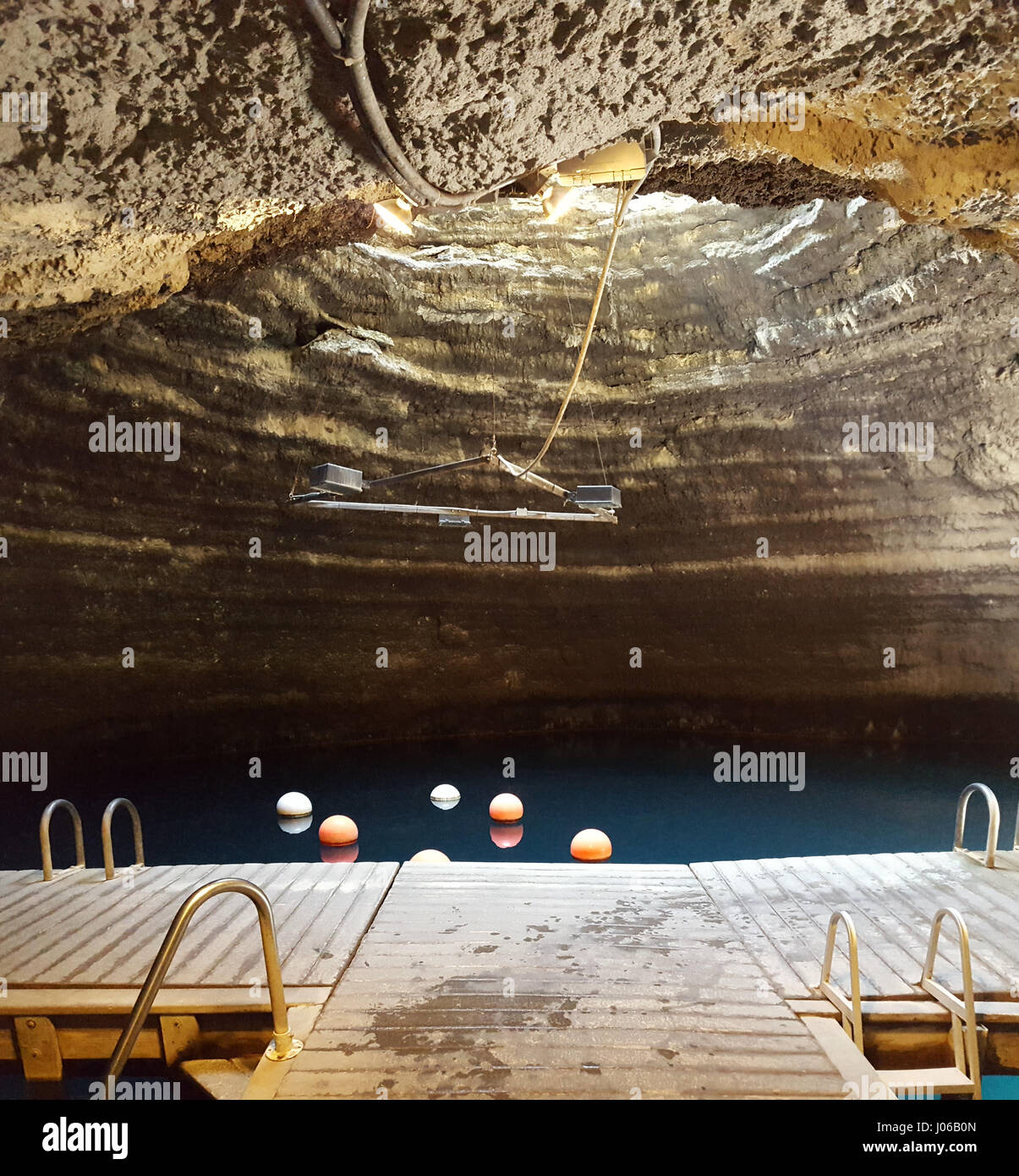 Ce pourrait tout-naturel dix-mille ans, chaude et le cratère riche en minéraux est le lieu idéal pour une escapade de nouvel an pour battre les blues de janvier ? De superbes photos montrent la vue depuis l'intérieur du cratère que le soleil émet une lumière vers le bas sur l'eau. D'autres clichés montrent la vue de dessus, le bleu profond de l'eau riche en minéraux à l'aide de bouées flottant autour et le cratère pour sols et murs faits de calcite. La série d'images montre le cratère Homestead dans Minday, Utah en Amérique latine qui a accueilli les voyageurs fatigués pendant plus de vingt ans. Banque D'Images