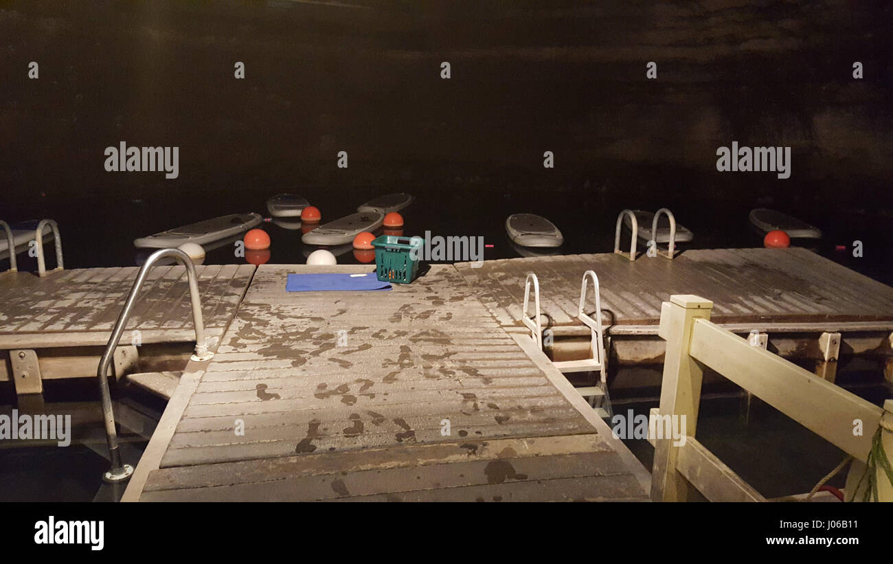 Ce pourrait tout-naturel dix-mille ans, chaude et le cratère riche en minéraux est le lieu idéal pour une escapade de nouvel an pour battre les blues de janvier ? De superbes photos montrent la vue depuis l'intérieur du cratère que le soleil émet une lumière vers le bas sur l'eau. D'autres clichés montrent la vue de dessus, le bleu profond de l'eau riche en minéraux à l'aide de bouées flottant autour et le cratère pour sols et murs faits de calcite. La série d'images montre le cratère Homestead dans Minday, Utah en Amérique latine qui a accueilli les voyageurs fatigués pendant plus de vingt ans. Banque D'Images