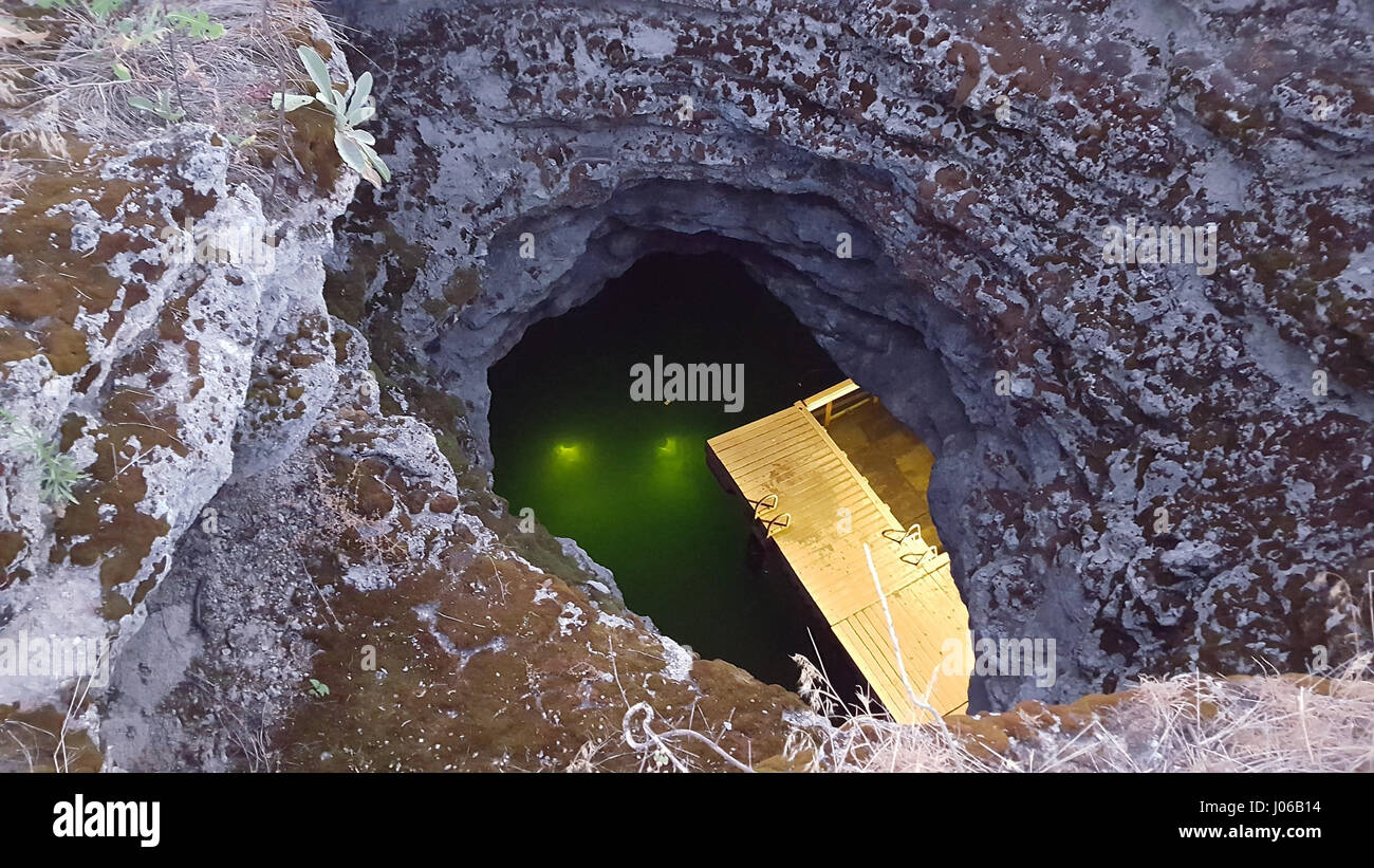 Ce pourrait tout-naturel dix-mille ans, chaude et le cratère riche en minéraux est le lieu idéal pour une escapade de nouvel an pour battre les blues de janvier ? De superbes photos montrent la vue depuis l'intérieur du cratère que le soleil émet une lumière vers le bas sur l'eau. D'autres clichés montrent la vue de dessus, le bleu profond de l'eau riche en minéraux à l'aide de bouées flottant autour et le cratère pour sols et murs faits de calcite. La série d'images montre le cratère Homestead dans Minday, Utah en Amérique latine qui a accueilli les voyageurs fatigués pendant plus de vingt ans. Banque D'Images