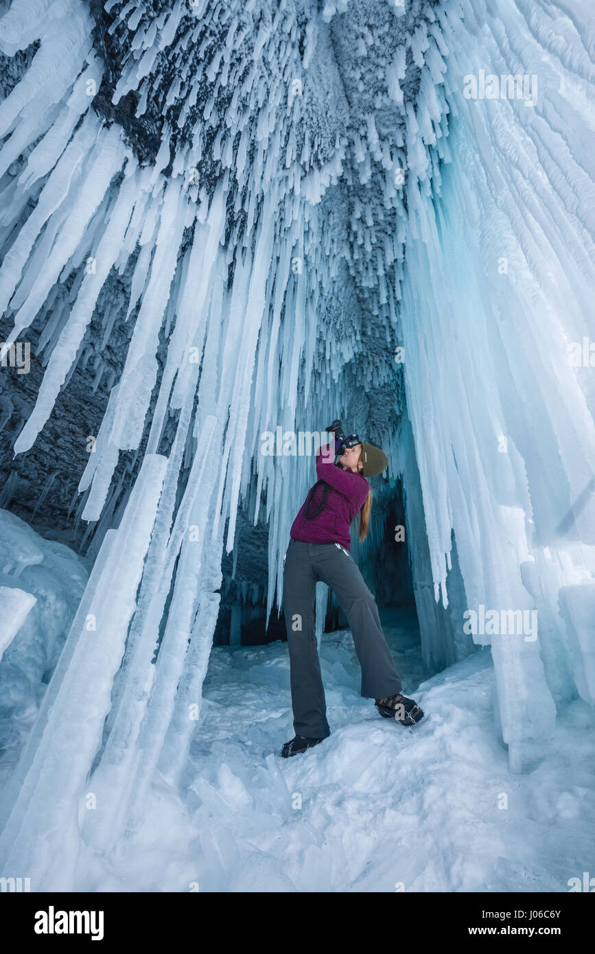 L'ALBERTA, CANADA : de superbes images montrant les femmes s'amusant à l'intérieur des cascades gelés mousseux ont été révélées par un expatrié français qui y vit. La série de coups de montrer les femmes assis directement au-dessous de glaçons géant et marcher dans ce qui ressemble à un labyrinthe de glaçons qui touchent le sol gelé. D'autres plans montrent des gens prendre des photos et admirer les formations de glace scintillante. Un super fun shot montre une femme en glissant sur une pente glacée sur les fesses avec son bras. Les spectaculaires photographies ont été prises à l'Icefields Parkway, près de Banff en Alberta, Canada par photographie Banque D'Images