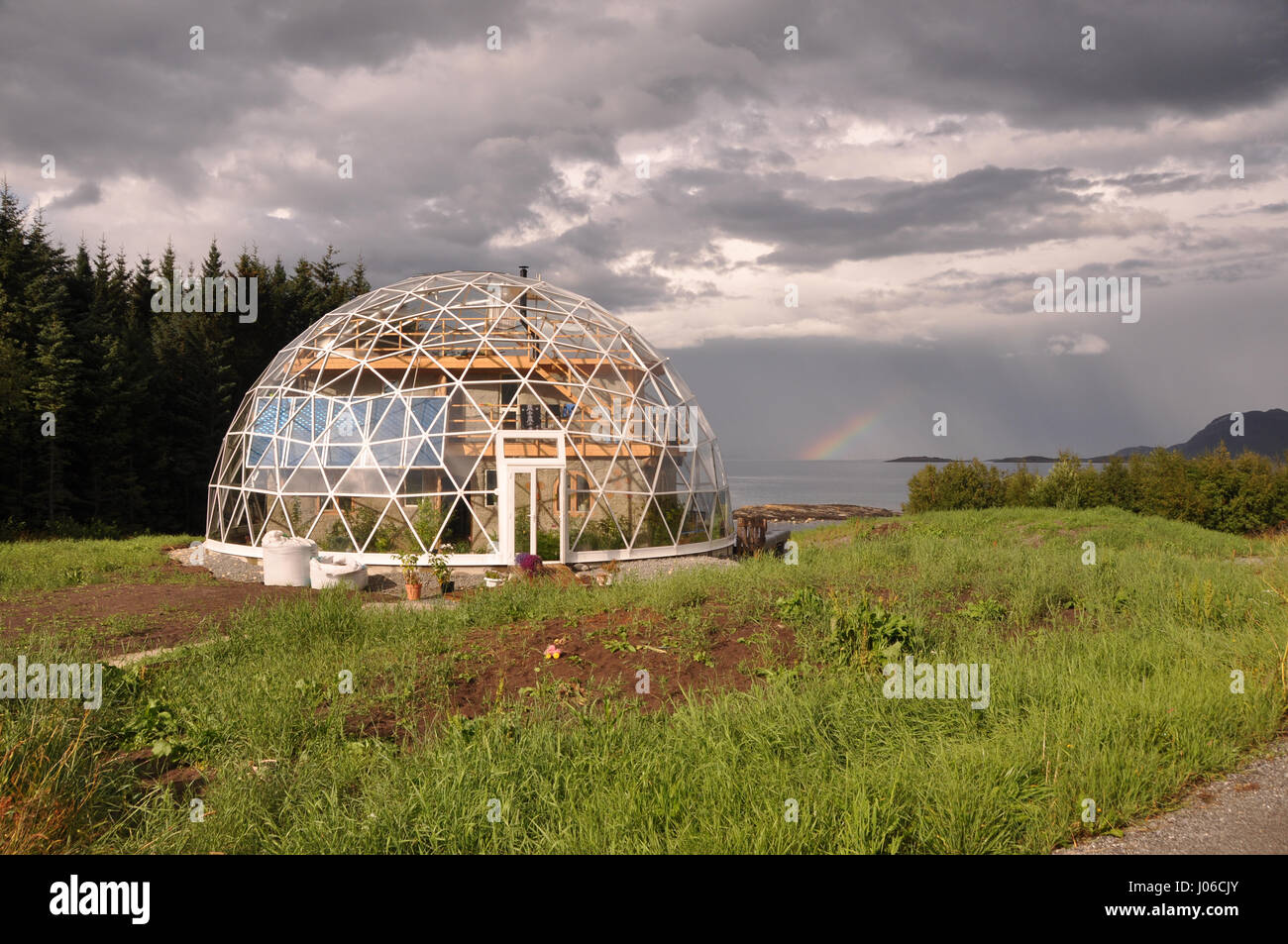 SANDHORNOY, NORVÈGE : de superbes photographies ont révélé un £297K igloo  eco accueil pour la pratique du yoga sous les aurores boréales. Les 240  mètres carrés de l'igloo accueil dispose d'un 175