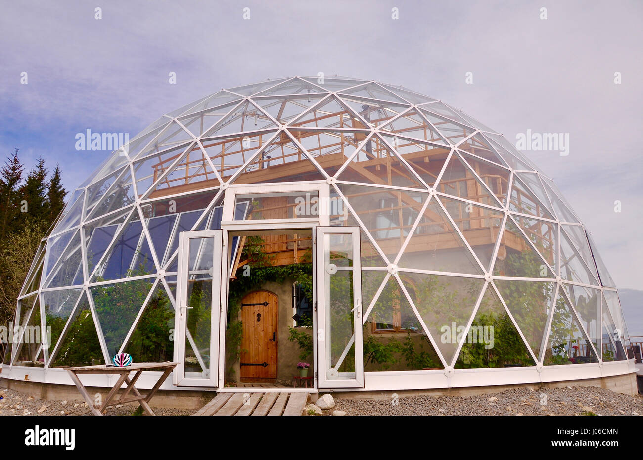 SANDHORNOY, NORVÈGE : de superbes photographies ont révélé un £297K igloo  eco accueil pour la pratique du yoga sous les aurores boréales. Les 240  mètres carrés de l'igloo accueil dispose d'un 175