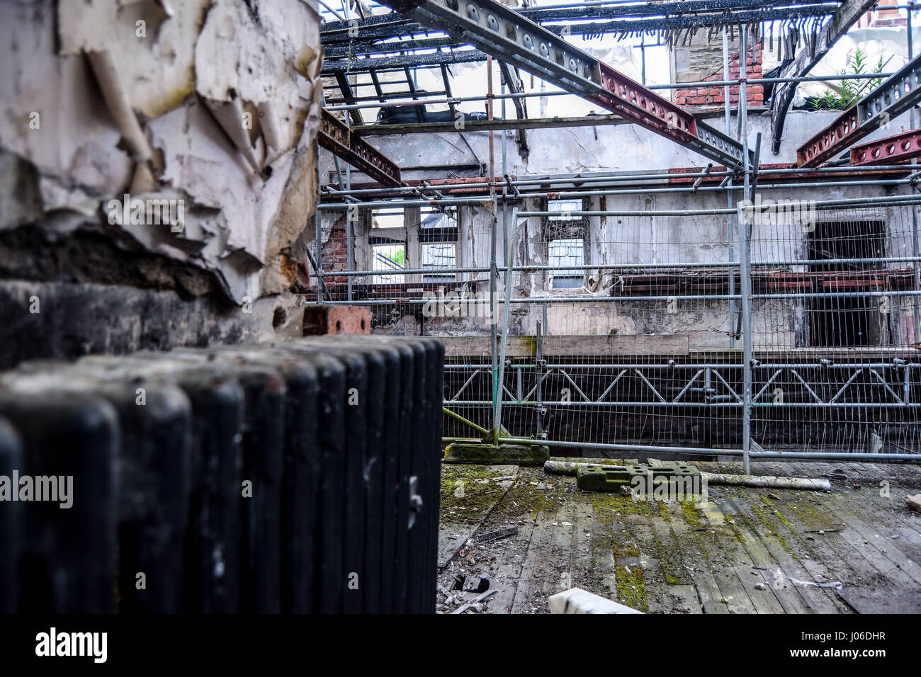 BISHOP AUCKLAND, UK : jetez un coup d'œil à l'intérieur de la fissuration, ruines de l'école de grammaire Une fois assisté par Stan Laurel, une moitié du célèbre duo comique Laurel et Hardy. Les photos montrent l'obsédante pourrir vestiges de l'épave le roi James I Grammar School à Bishop Auckland qui Laurel assisté pendant trois ans à partir de 1902. Les images montrent des plafonds, murs manquant fait naufrage, de la peinture et papier peint et cheminées en ruine de l'école qui a ouvert ses portes en 1864 et a subi il y a dix ans. Les photos ont été prises par groupe d'exploration urbaine WildBoyz qui voulait marcher dans les couloirs comme même Banque D'Images