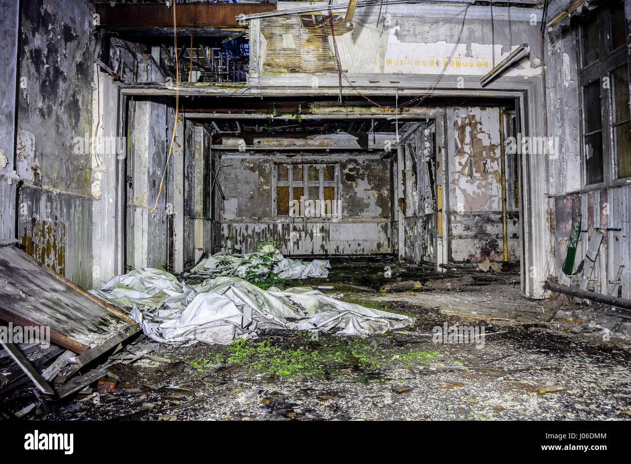 BISHOP AUCKLAND, UK : jetez un coup d'œil à l'intérieur de la fissuration, ruines de l'école de grammaire Une fois assisté par Stan Laurel, une moitié du célèbre duo comique Laurel et Hardy. Les photos montrent l'obsédante pourrir vestiges de l'épave le roi James I Grammar School à Bishop Auckland qui Laurel assisté pendant trois ans à partir de 1902. Les images montrent des plafonds, murs manquant fait naufrage, de la peinture et papier peint et cheminées en ruine de l'école qui a ouvert ses portes en 1864 et a subi il y a dix ans. Les photos ont été prises par groupe d'exploration urbaine WildBoyz qui voulait marcher dans les couloirs comme même Banque D'Images