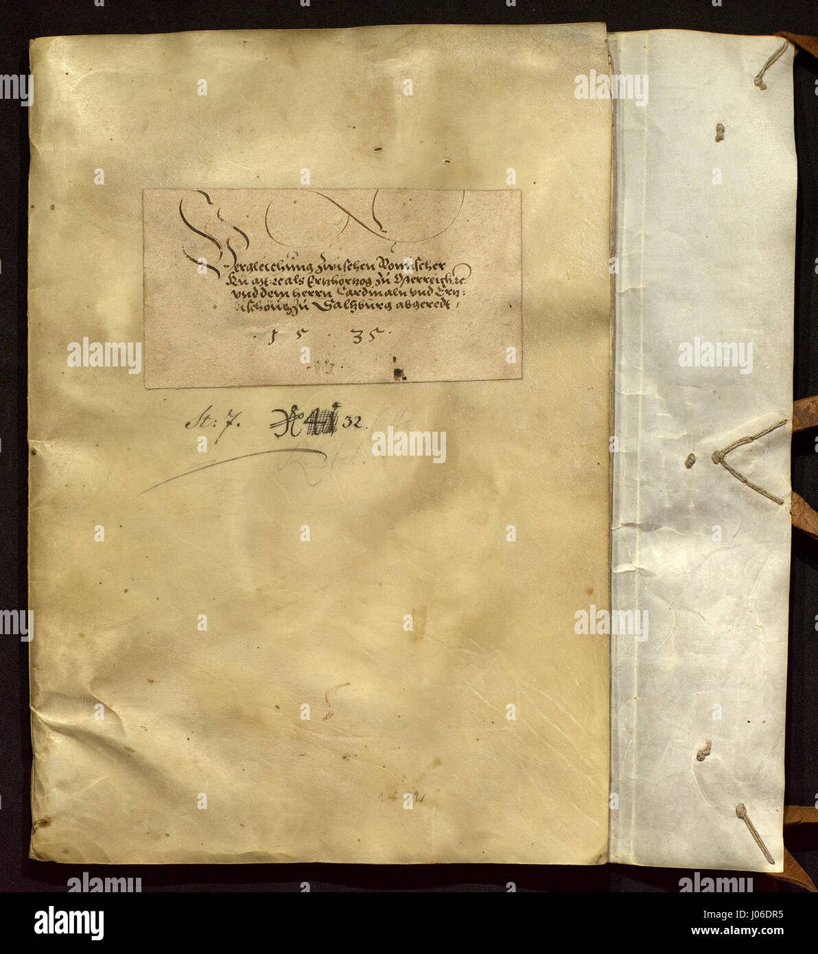 "Rezess von Wien 1535" fait référence à un document historique, un traité ou un accord de Vienne en 1535. Le terme 'Umschlag geöffnet' indique que la couverture du document a été ouverte, suggérant un examen ou un affichage. Banque D'Images