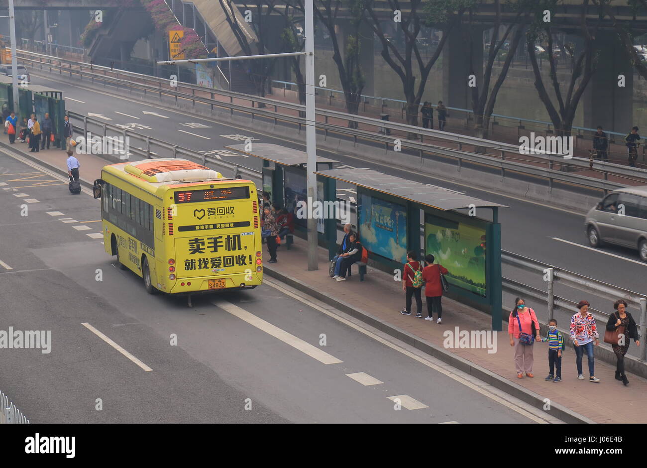 Les gens se déplacent en bus à Guangzhou en Chine. Banque D'Images