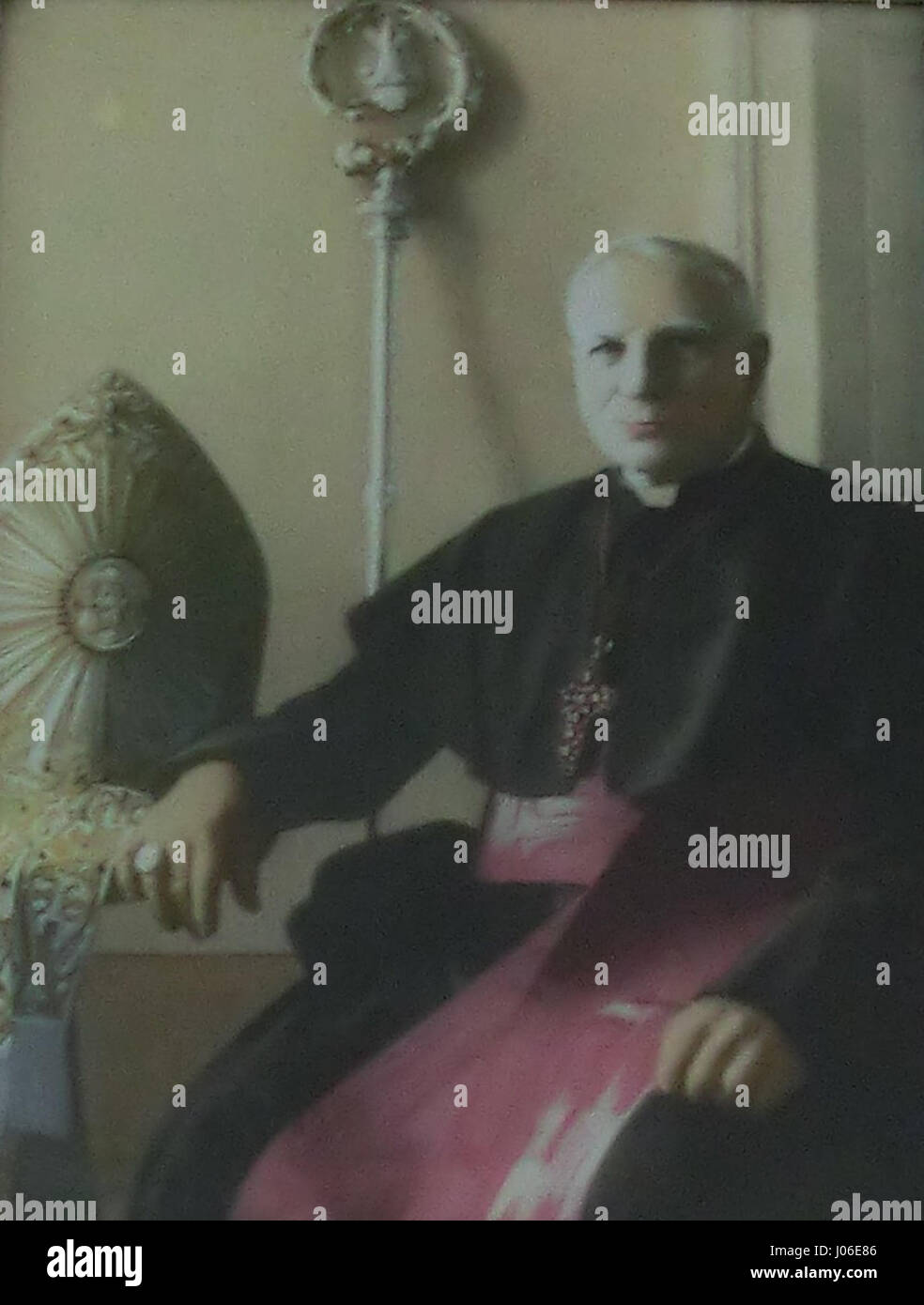 Le travail de Ludvik Gala se concentre sur des thèmes contemporains, explorant potentiellement des sujets sociopolitiques ou culturels. L’art de Gala met en valeur une compréhension profonde de la condition humaine et des enjeux actuels. Banque D'Images