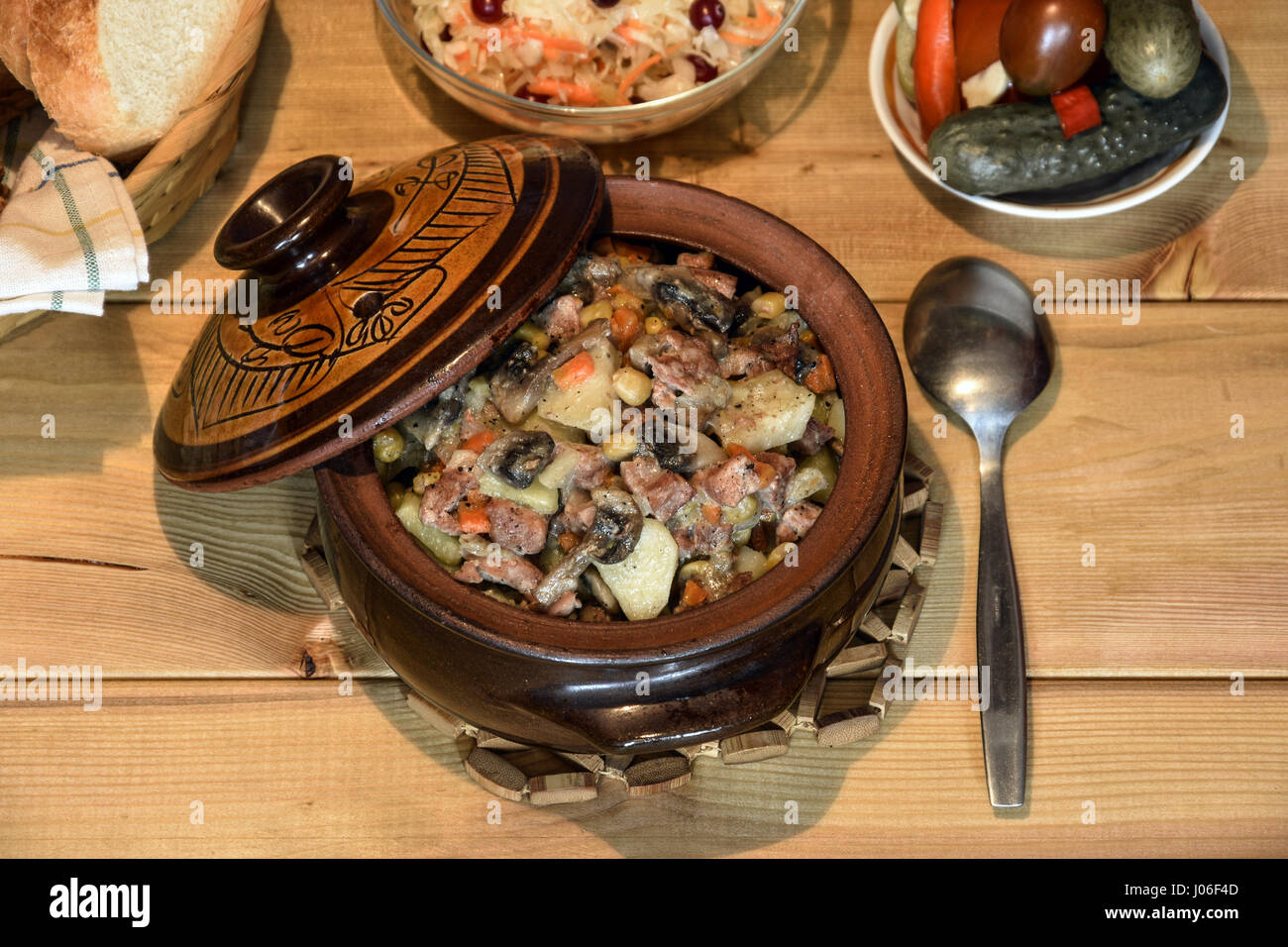 Kirsani "rôti" avec des champignons et des haricots, Rostov-sur-Don, en Russie, le 6 avril 2017 Banque D'Images