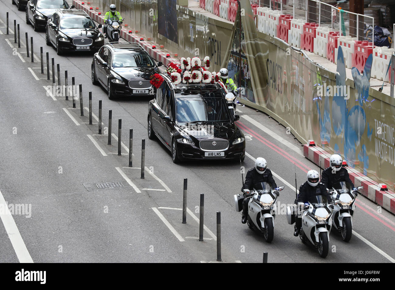 Le cercueil de Pc Keith Palmer fait son chemin sur York Road à la cathédrale de Southwark à Londres après une nuit de repos à Westminster's Chapel of St Mary Undercroft. Banque D'Images