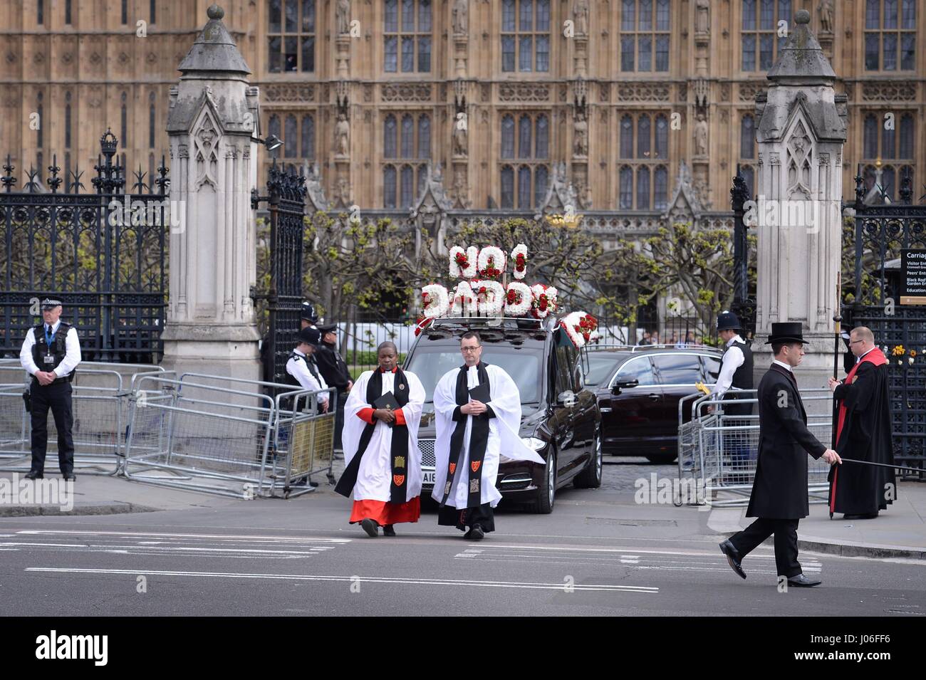 Le cercueil de Pc Keith Palmer quitte le Palais de Westminster à Londres sur la voie de la cathédrale de Southwark après un repos pendant la nuit. Banque D'Images
