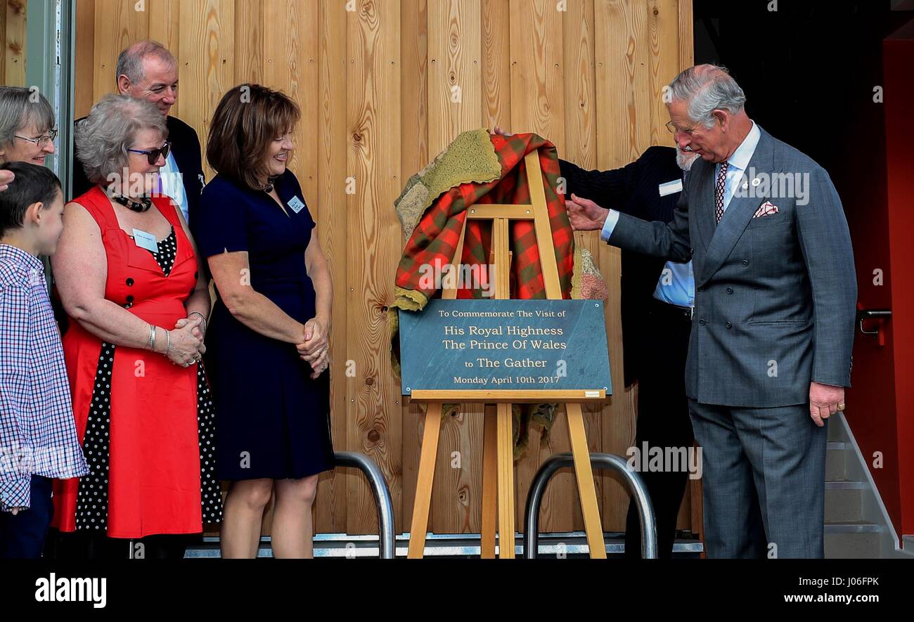 Le Prince de Galles visite le recueillir, un nouveau gymnase, café et boutique village formé par les membres d'une coopérative communautaire qui se sont réunis pour sauver leur pub local de la clôture, dans le village de Ennerdale, Cumbria. Banque D'Images Le Prince de Galles visite le recueillir, un nouveau gymnase, café et boutique village formé par les membres d'une coopérative communautaire qui se sont réunis pour sauver leur pub local de la clôture, dans le village de Ennerdale, Cumbria. Banque D'Images