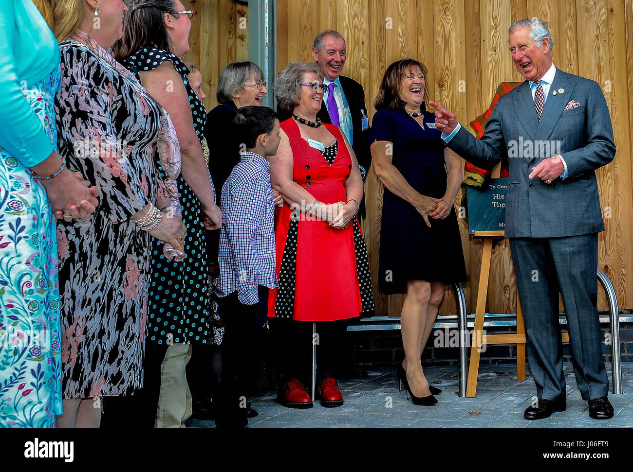 Le Prince de Galles visite le recueillir, un nouveau gymnase, café et boutique village formé par les membres d'une coopérative communautaire qui se sont réunis pour sauver leur pub local de la clôture, dans le village de Ennerdale, Cumbria. Banque D'Images Le Prince de Galles visite le recueillir, un nouveau gymnase, café et boutique village formé par les membres d'une coopérative communautaire qui se sont réunis pour sauver leur pub local de la clôture, dans le village de Ennerdale, Cumbria. Banque D'Images