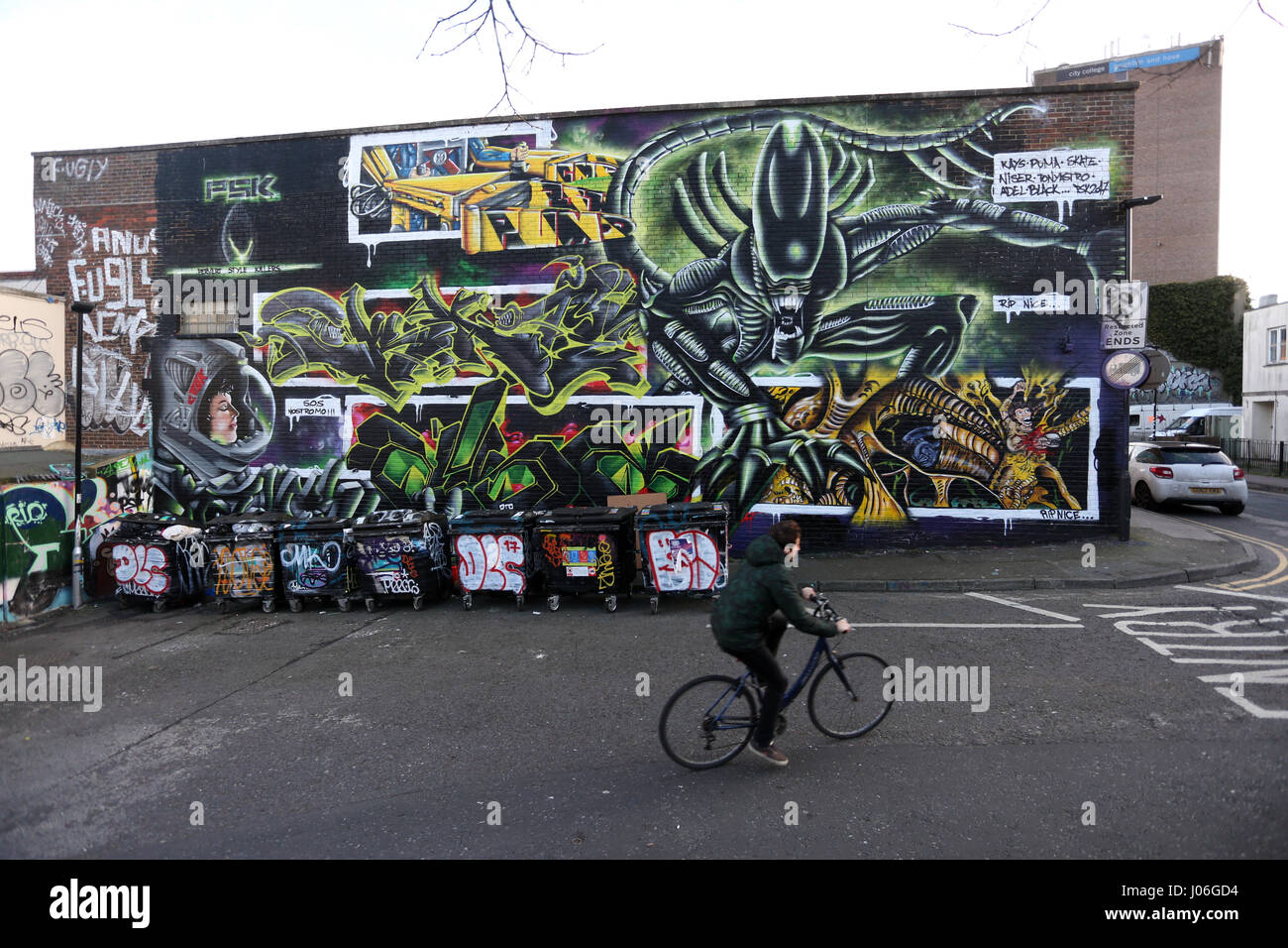 Graffiti dans le style de l'étranger les films à Brighton, East Sussex, UK. Banque D'Images