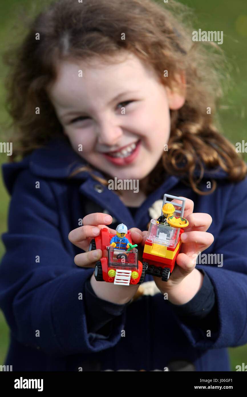Une jeune fille sur la photo à l'extérieur jouer avec Lego dans un parc à Bognor Regis, West Sussex, UK. Banque D'Images