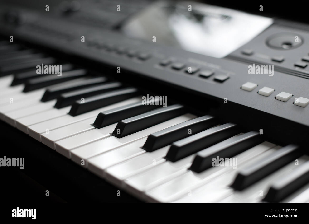 Synthétiseur clavier midi professionnel avec les boutons et les contrôleurs. Banque D'Images