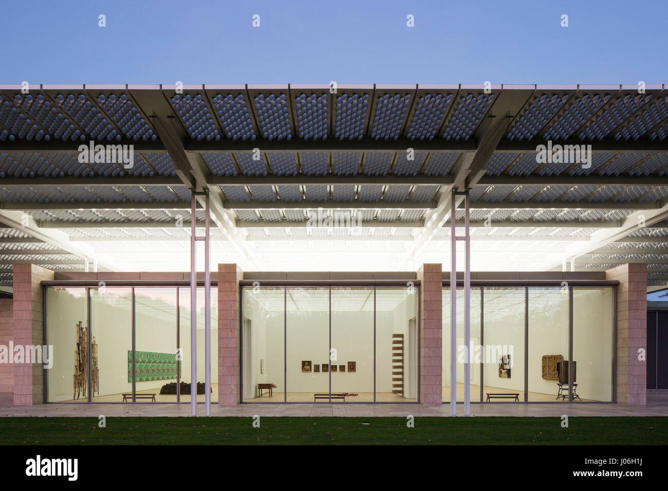 Pavillon vitré et espaces d'exposition au crépuscule. Voorlinden Musée, Wassenaar, Pays-Bas. Architecte : kraaijvanger architectes, 2016. Banque D'Images