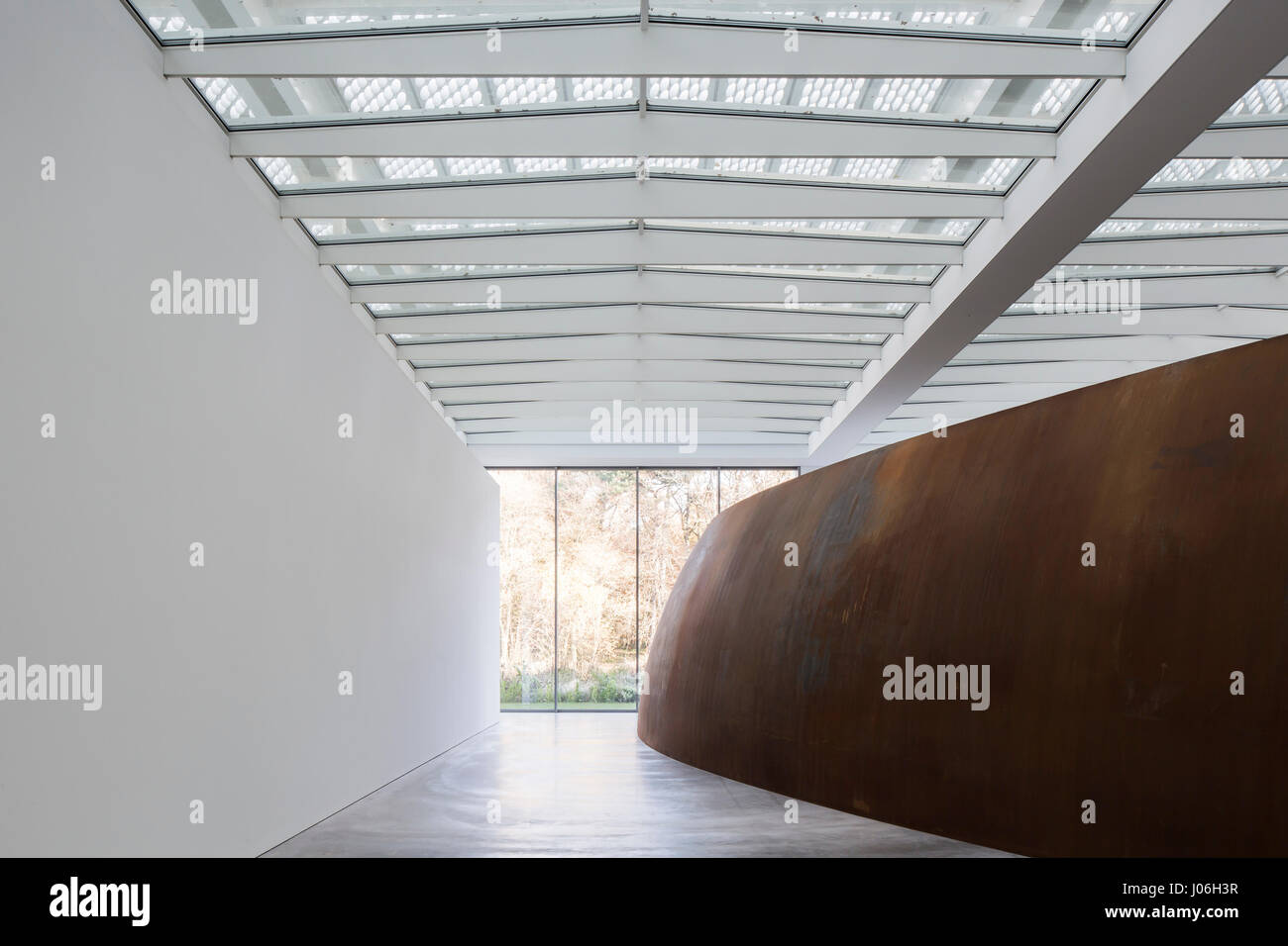 Voir l'exposition à travers l'espace avec Richard Serra sculpture en acier Corten. Voorlinden Musée, Wassenaar, Pays-Bas. Architecte : l'architecte kraaijvanger Banque D'Images