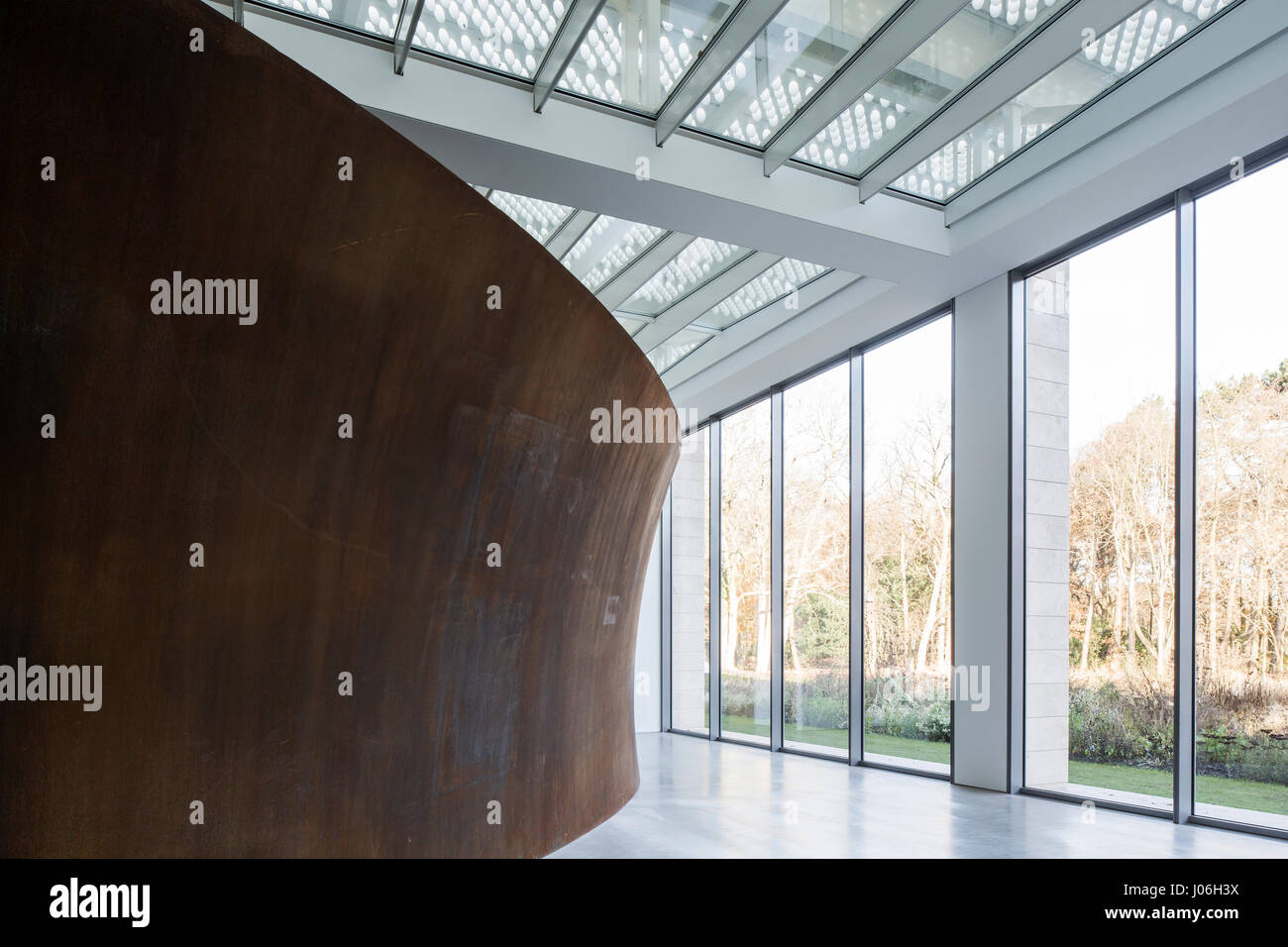 Voir l'exposition à travers l'espace avec Richard Serra sculpture en acier Corten. Voorlinden Musée, Wassenaar, Pays-Bas. Architecte : l'architecte kraaijvanger Banque D'Images