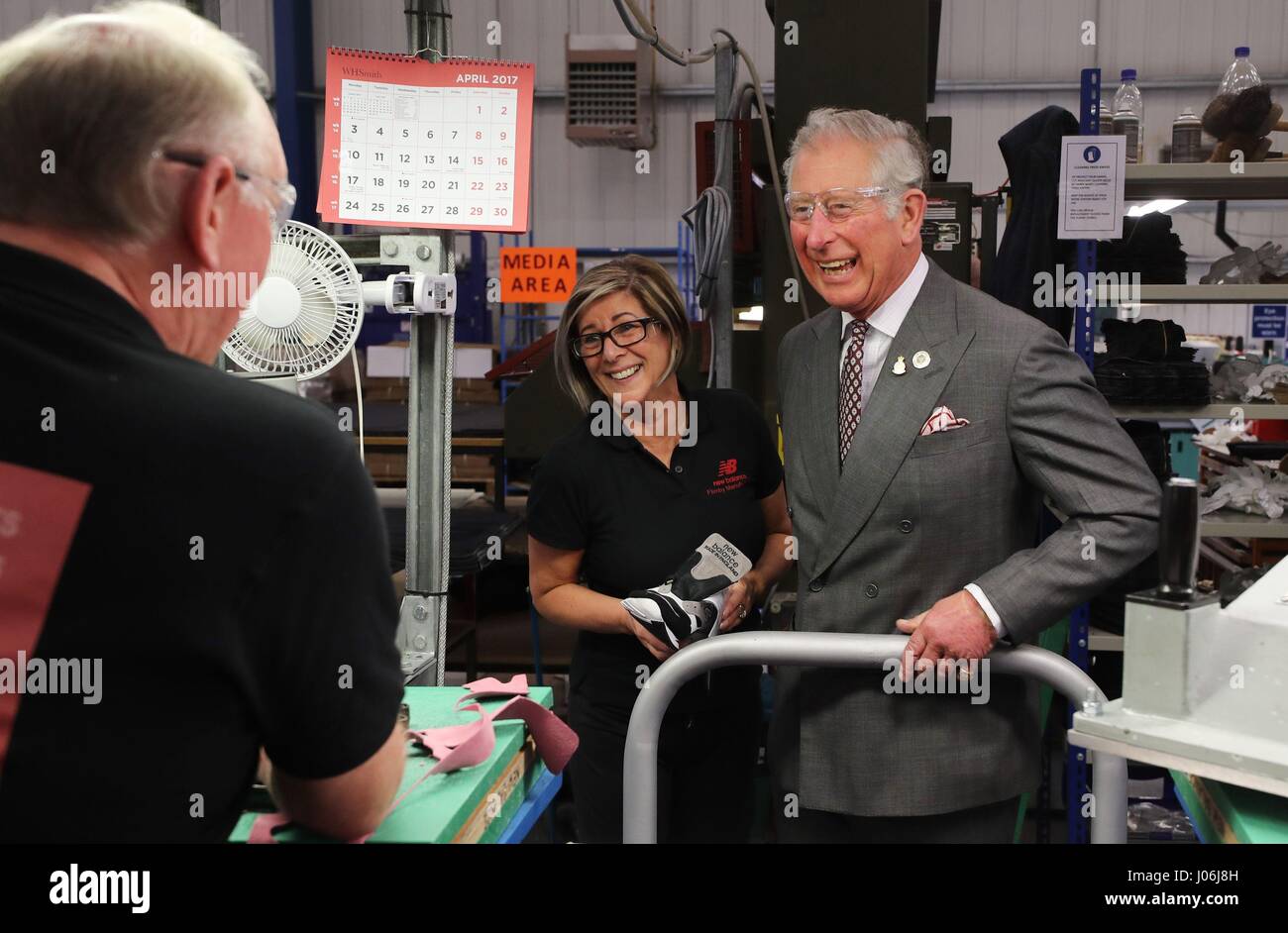 Le Prince de Galles au cours d'une visite de l'usine New Balance Trainer à Maryport, Cumbria. Banque D'Images