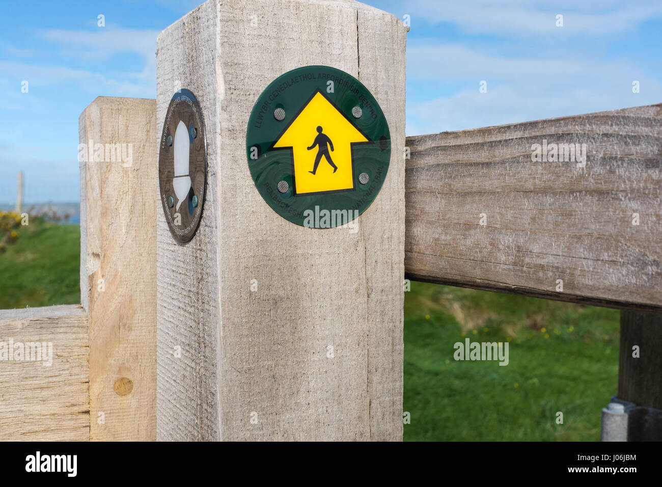 Fingerpost sur le chemin de la côte du Pembrokeshire au Pays de Galles Banque D'Images