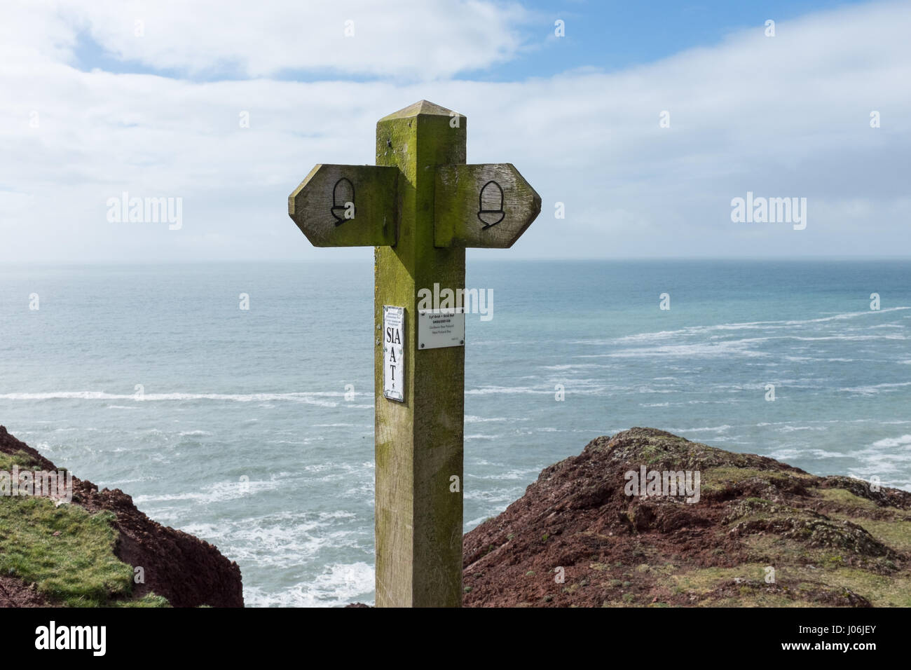 Fingerpost sur le chemin de la côte du Pembrokeshire au Pays de Galles Banque D'Images