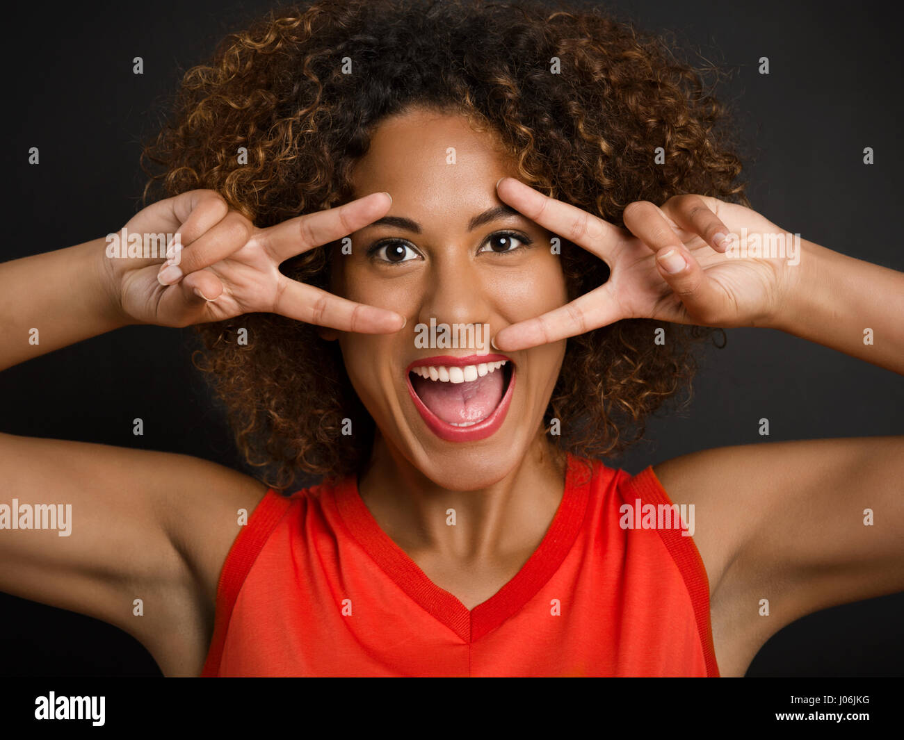 Portrait d'une belle femme afro-américaine avec un visage heureux Banque D'Images