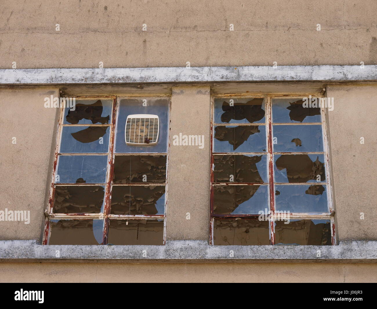Vitres brisées sur bâtiment abandonné Banque D'Images
