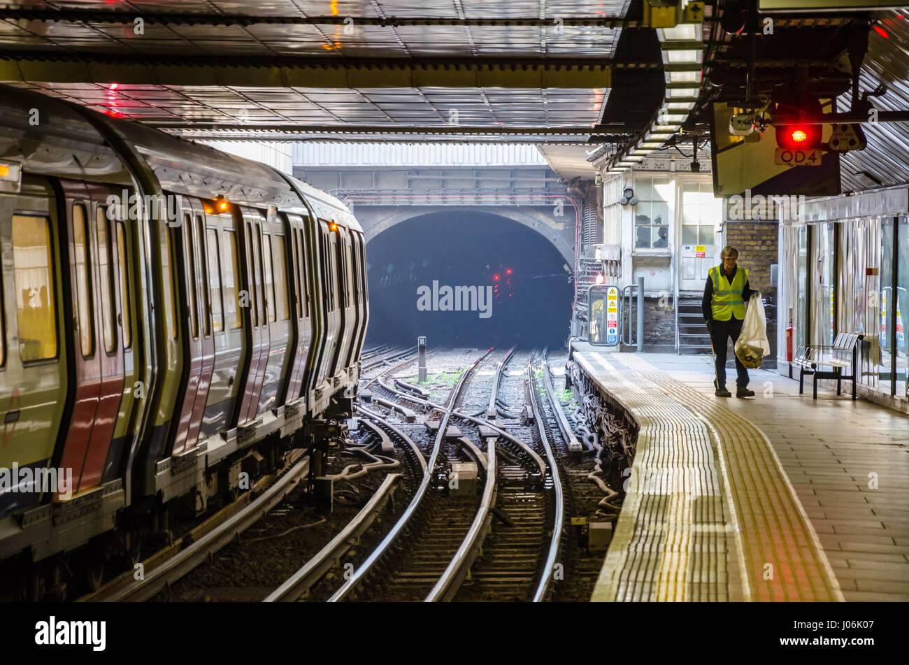 Un train s'assied à la plate-forme à la station de métro Liverpool Street en attente de départ. Banque D'Images