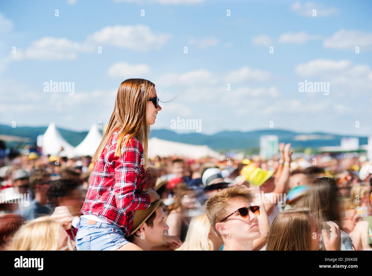 Les adolescents au festival de musique d'amuser Banque D'Images