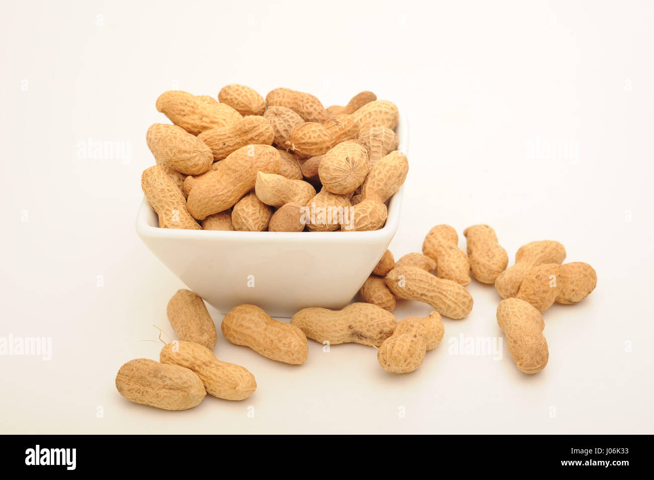 D'arachides dans un bol isolated on white Banque D'Images