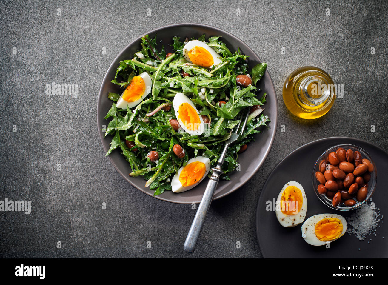Salade de pissenlit frais avec des oeufs et des haricots frais généraux shoot Banque D'Images