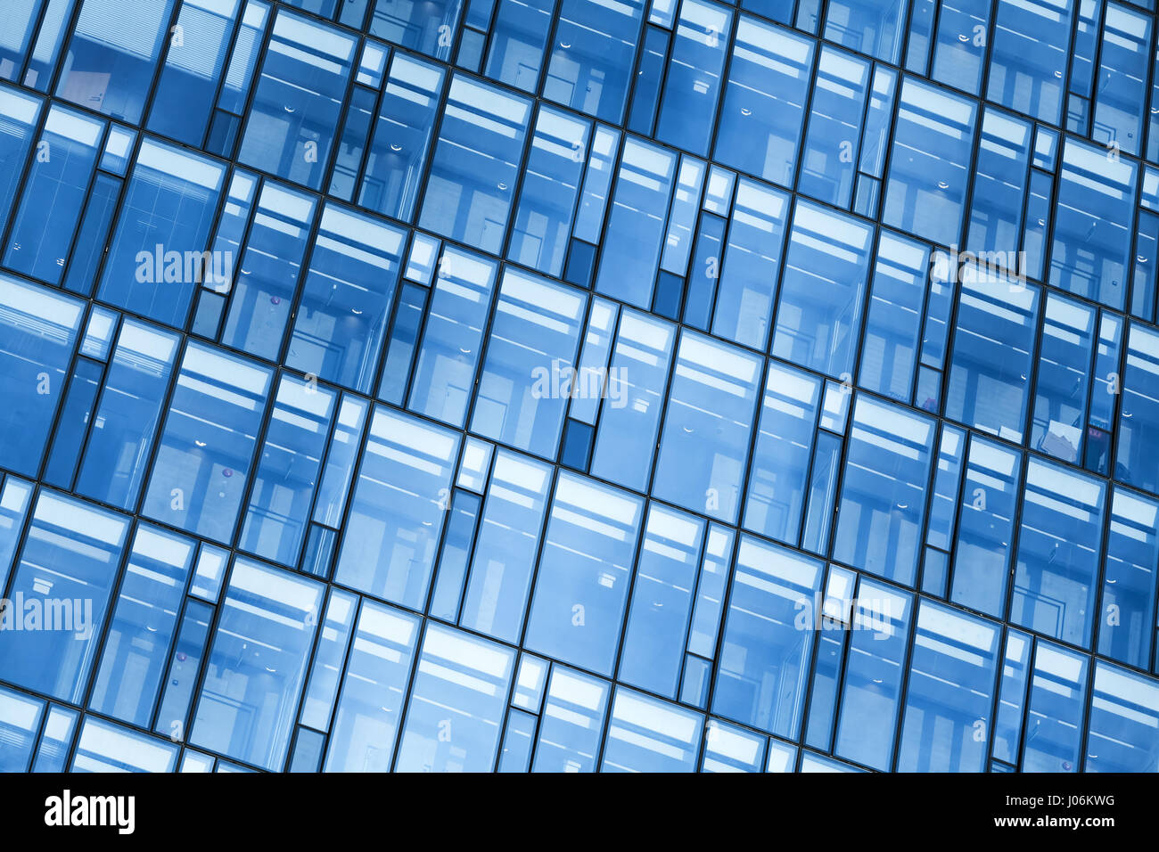 Immeuble de bureaux contemporain, façade en verre bleu reflets du ciel et des cadres en acier Banque D'Images