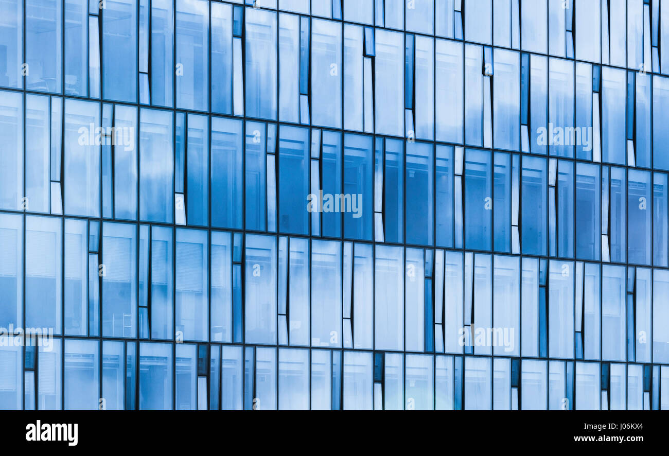 La façade de l'immeuble de bureaux moderne, réflexions en verre bleu ciel et cadres en acier Banque D'Images