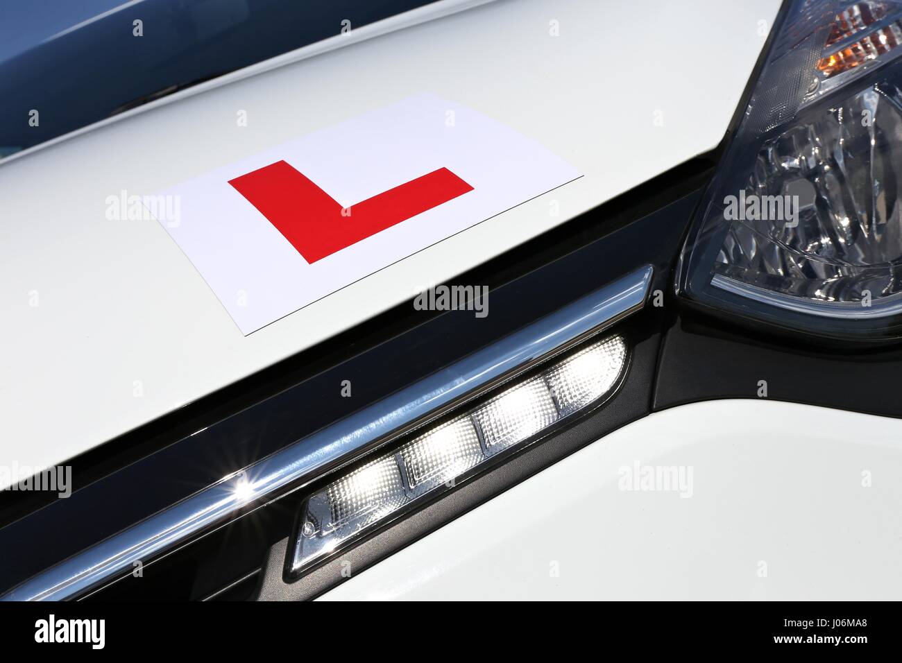 La magnétique L-plaque est apposée à l'avant d'une voiture blanche Banque D'Images