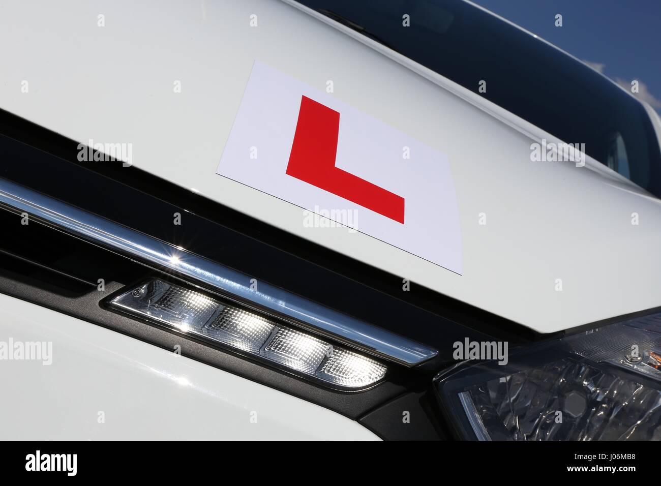 La magnétique L-plaque est apposée à l'avant d'une voiture blanche Banque D'Images
