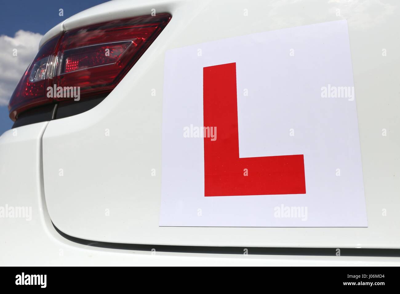 La magnétique L-plaque est apposée à l'arrière d'une voiture blanche Banque D'Images
