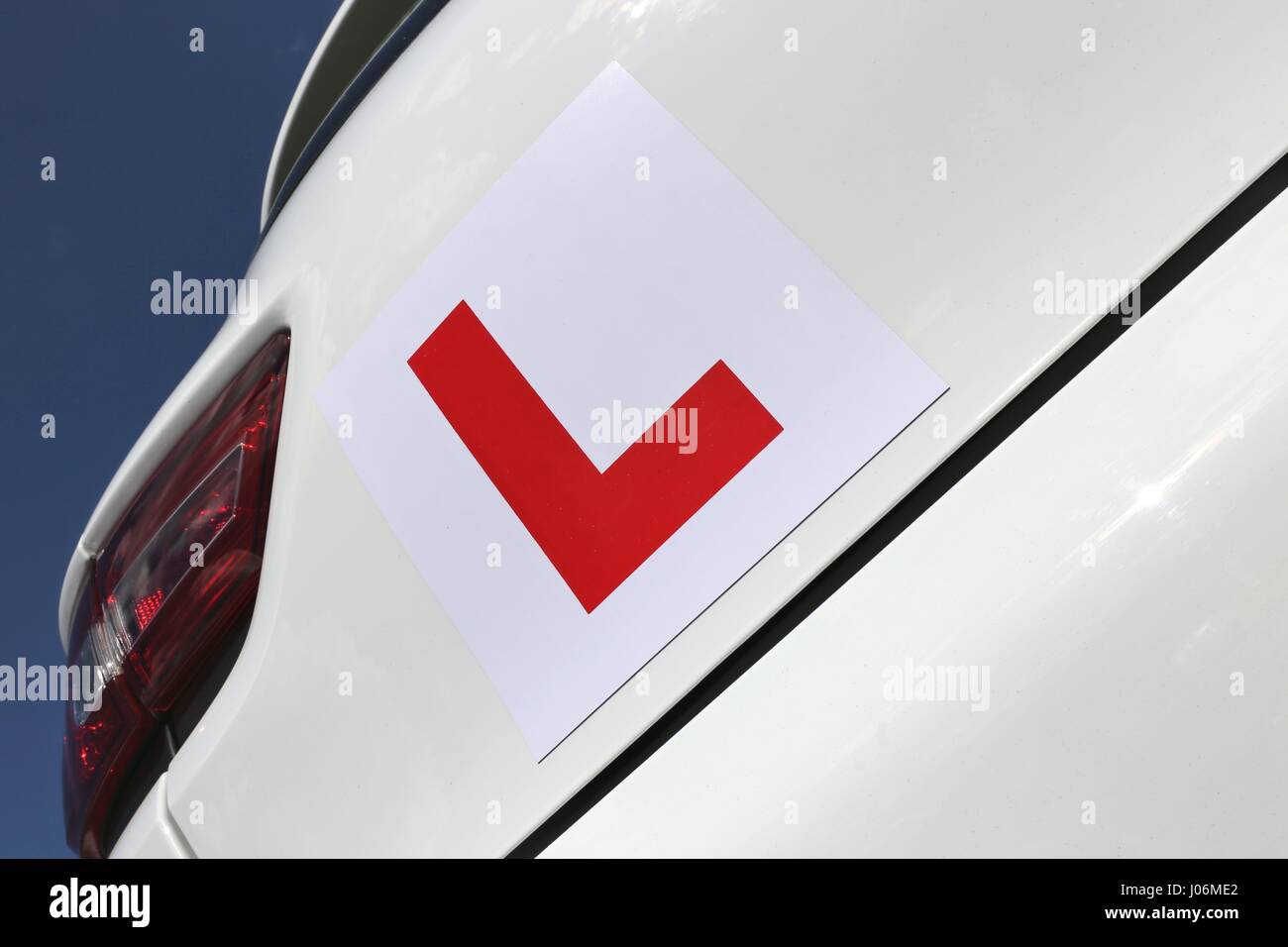La magnétique L-plaque est apposée à l'arrière d'une voiture blanche Banque D'Images