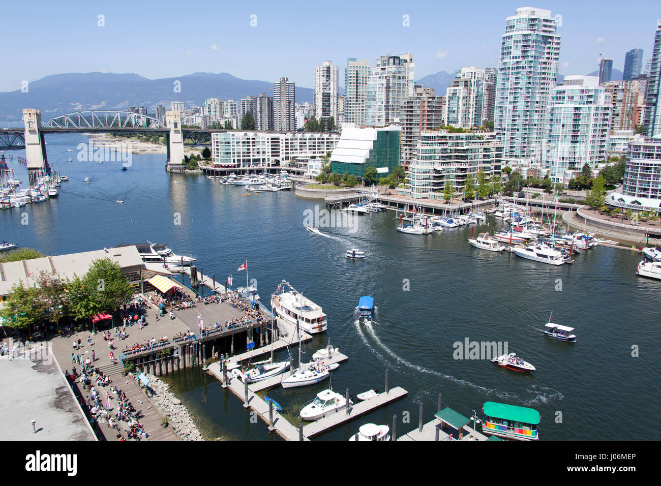 L'avis de False Creek Harbour avec toits de Davie Village dans un contexte (Vancouver, Colombie-Britannique). Banque D'Images