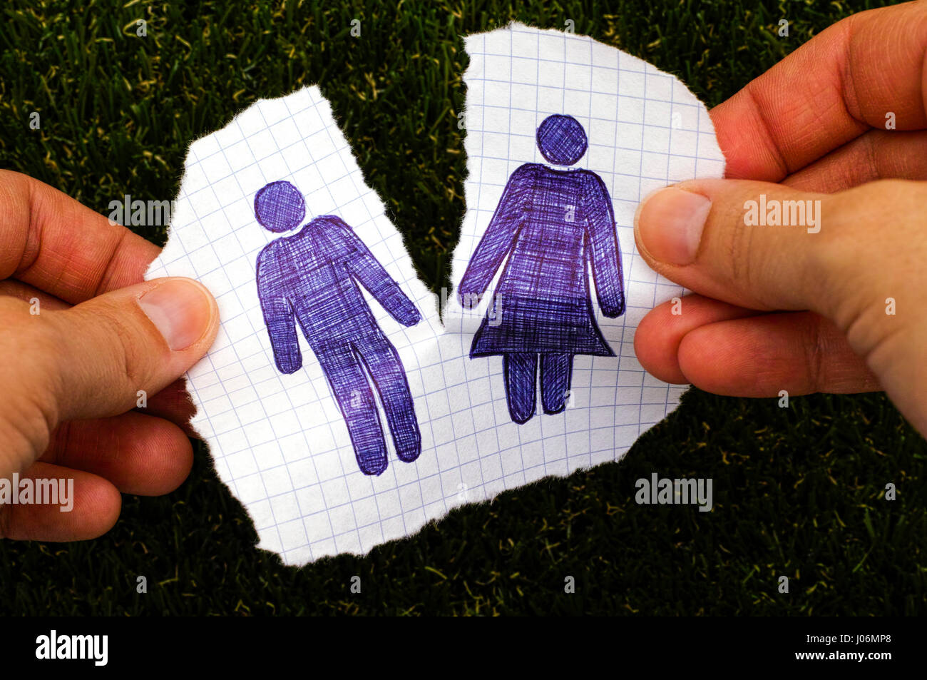 Personne mains déchirer bout de papier à la main avec l'homme et de la femme. Arrière-plan de l'herbe. Doodle style. Banque D'Images