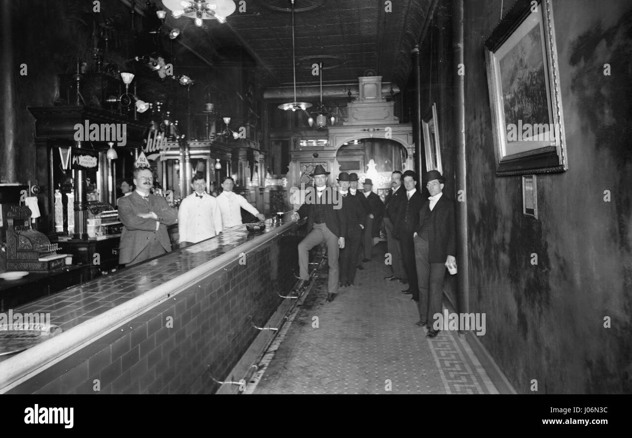 Groupe d'hommes en Bar, Dayton, Ohio, USA, Detroit Publishing Company, 1910 Banque D'Images