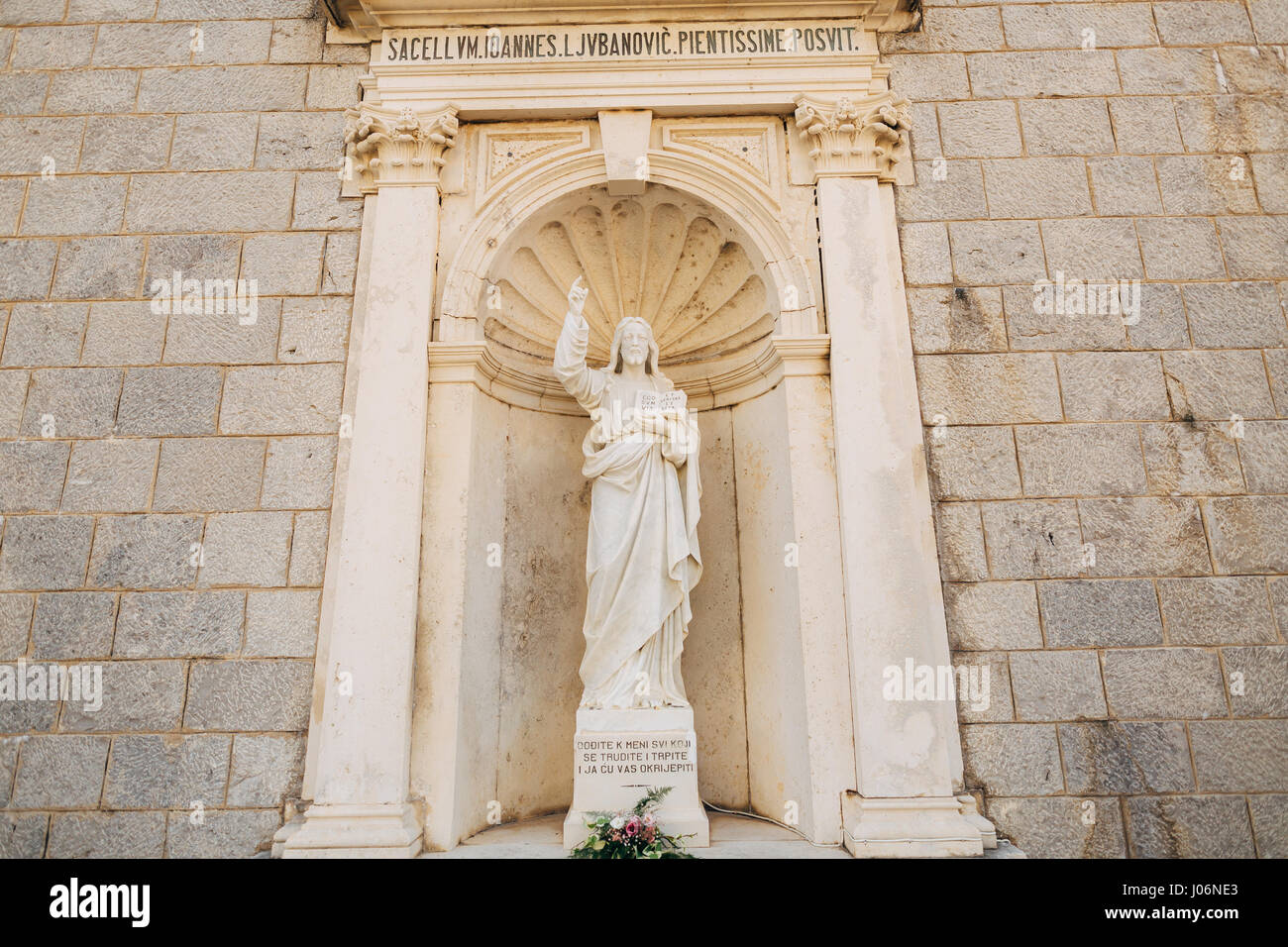 Statue ancienne sur le territoire de l'église de la Nativité de Notre-Dame à Prcanj, Monténégro Banque D'Images