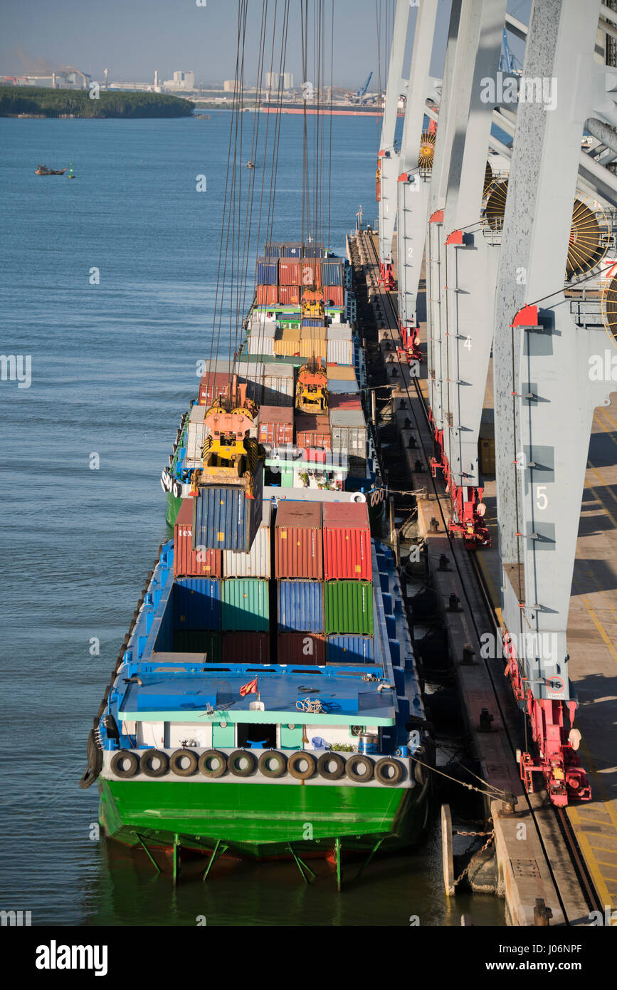 Vue verticale de grues de chargement et de déchargement des navires porte-conteneurs à un port en eau profonde au Vietnam. Banque D'Images