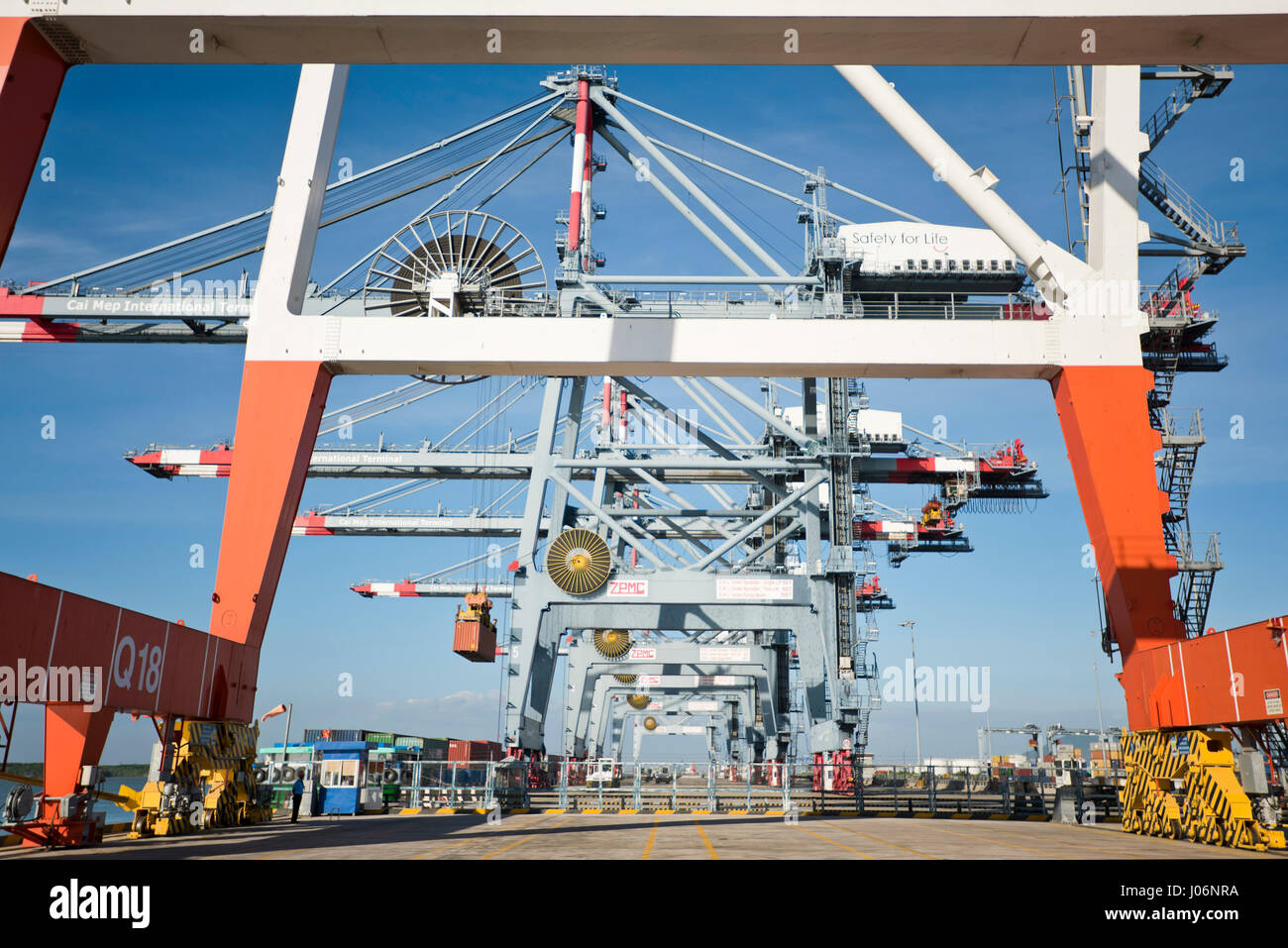 Vue horizontale de grues de chargement et de déchargement des navires porte-conteneurs à un port en eau profonde au Vietnam. Banque D'Images