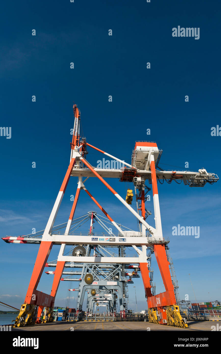 Vue verticale de grues de chargement et de déchargement des navires porte-conteneurs à un port en eau profonde au Vietnam. Banque D'Images