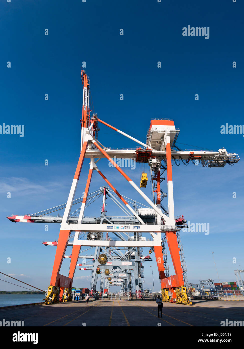 Vue verticale de grues de chargement et de déchargement des navires porte-conteneurs à un port en eau profonde au Vietnam. Banque D'Images