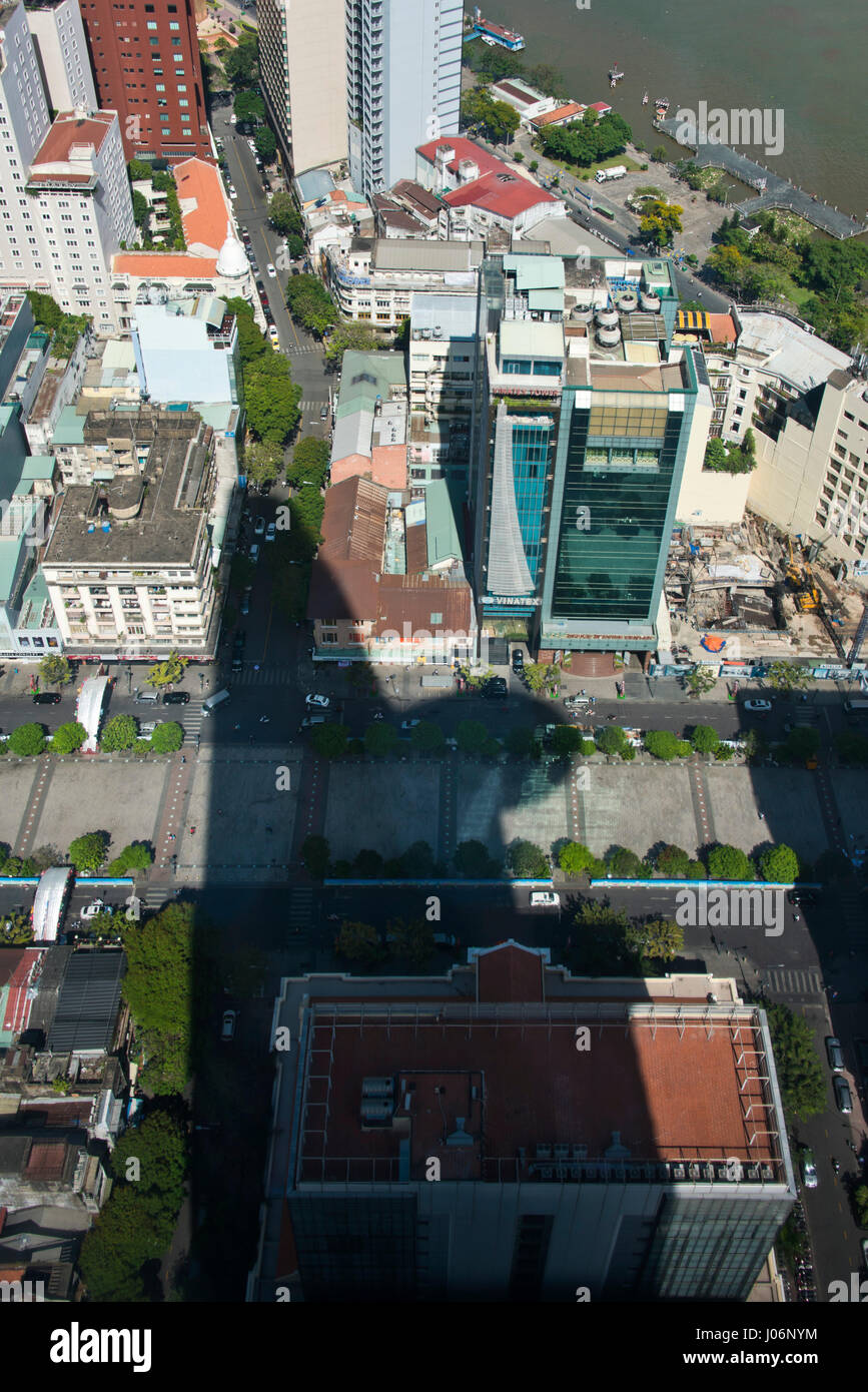 Antenne verticale Vue urbaine avec l'ombre de la Bitexco Financial Tower à Ho Chi Minh Ville au Vietnam. Banque D'Images