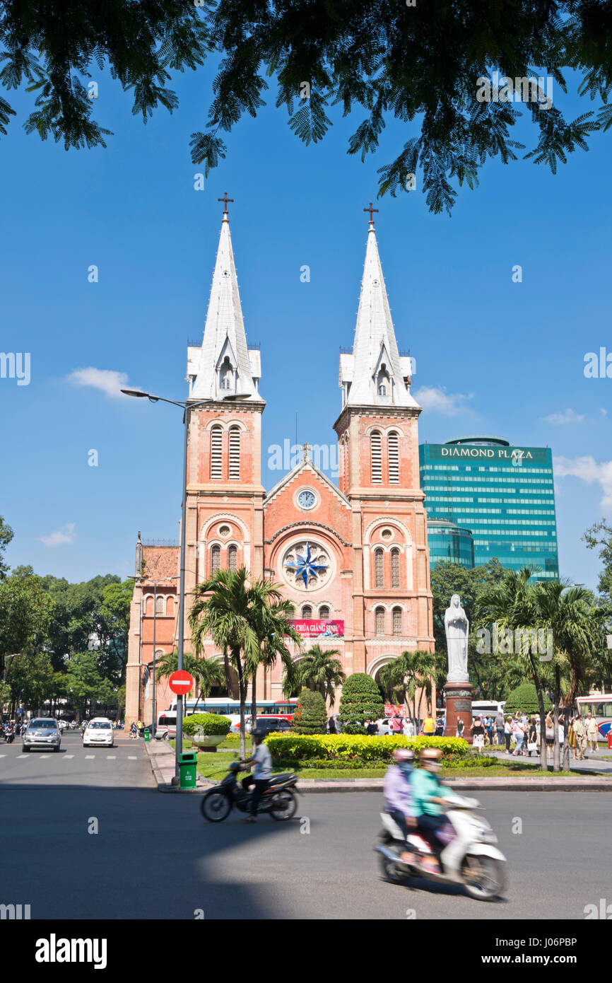 Vue verticale de la Cathédrale Notre Dame à Ho Chi Minh Ville, HCMC, Vietnam. Banque D'Images